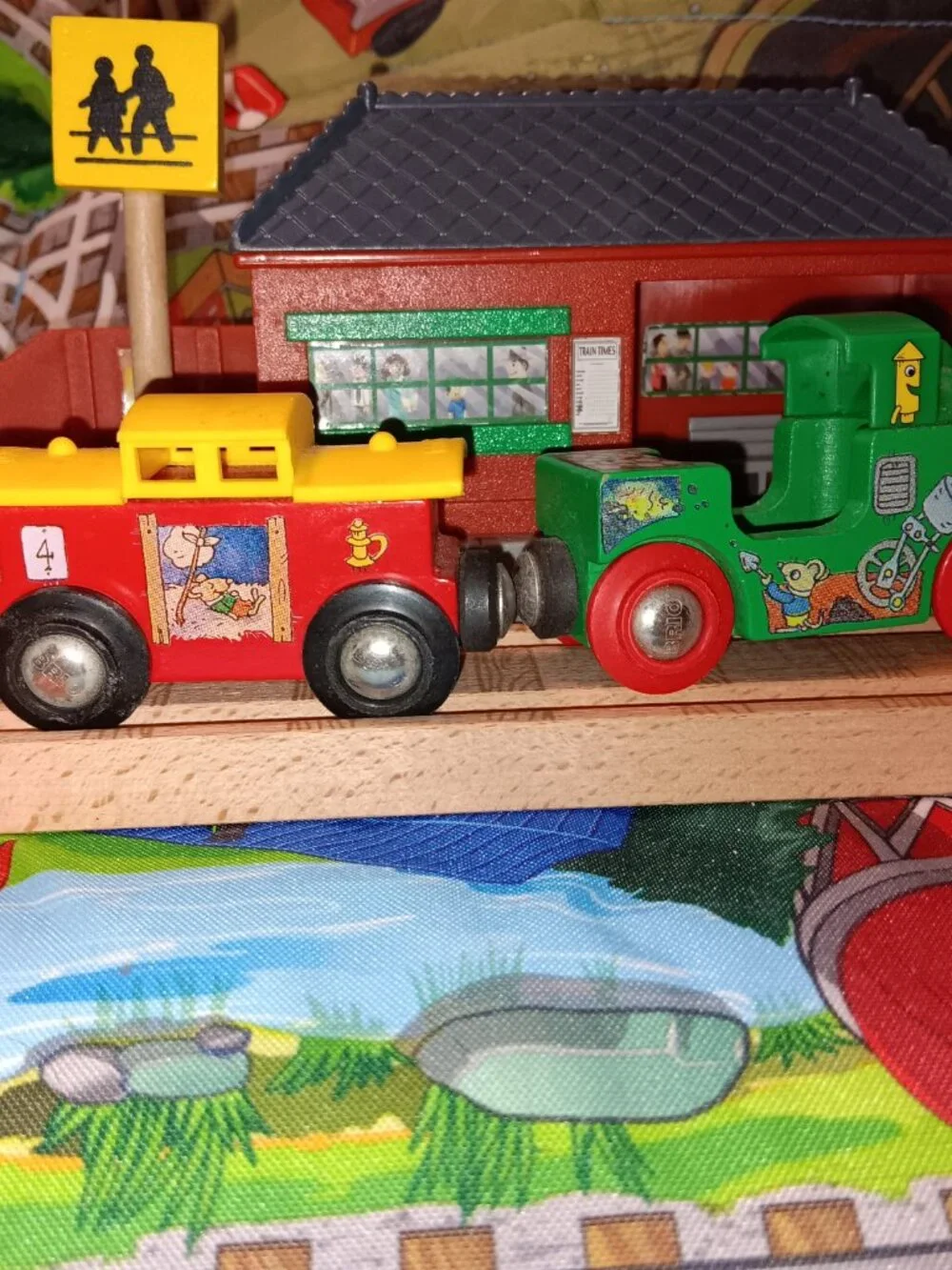 Brio Wooden Railway Trin TrackRichard Scarry Engine Caboose